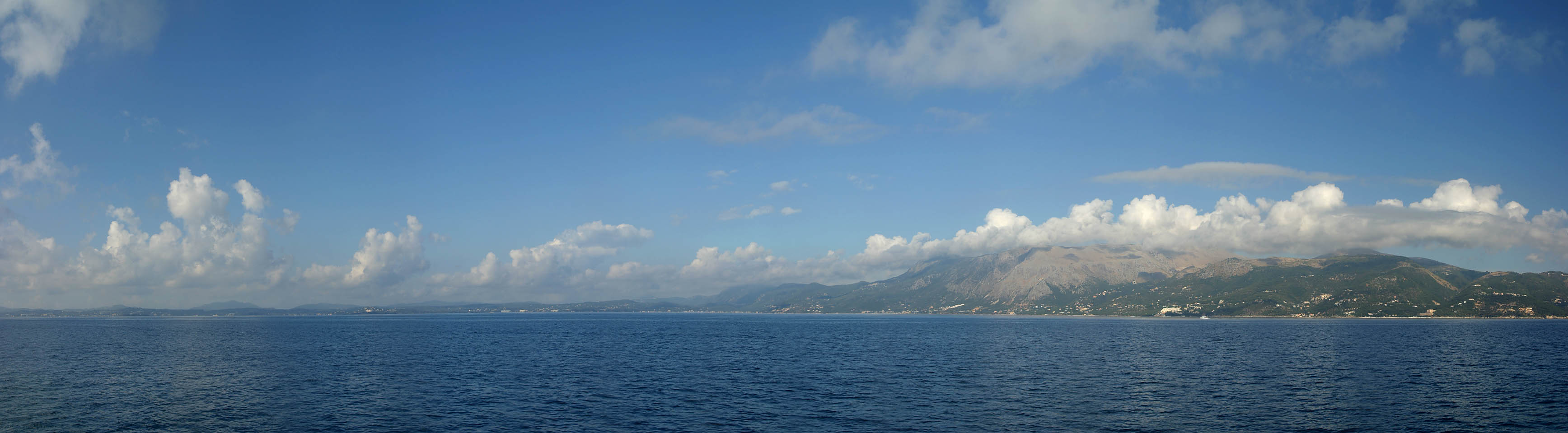 Panorama >> Korfu - Blick auf die Ostkste und das Gebirge mit dem Pantokrator